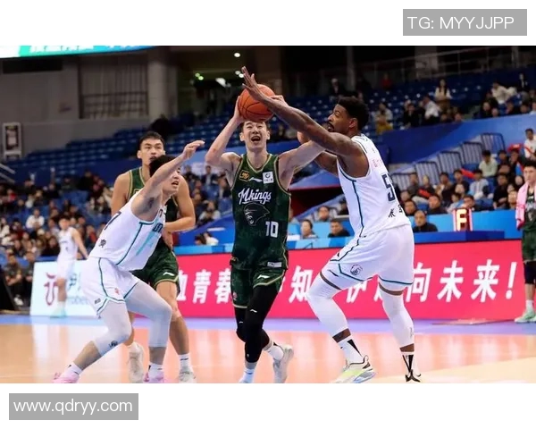 CBA激战深圳队迎战同曦队全力争胜精彩赛事不容错过